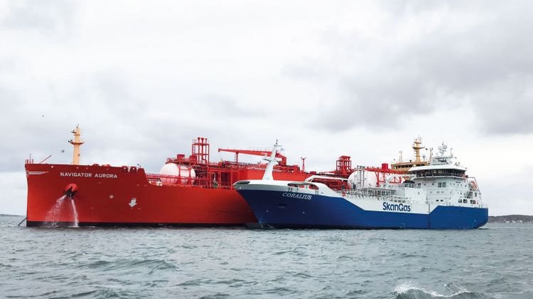 5,800 cbm LNG Bunker Vessel with FGS Coralius 5,800 cbm LNG Bunker Vessel Coralius is bunkering 35,000 cbm LEG-/LPG-/NH3-/Ethane-Carrier Navigator Aurora